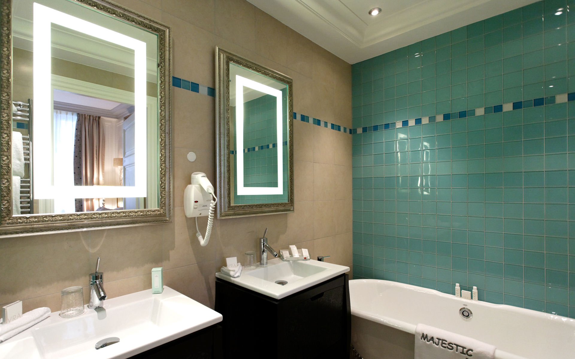Majestic Hôtel-Spa Junior Suite Bathroom